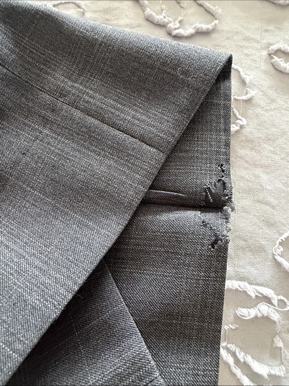 Tommy Hilfiger Men's 100% Wool Suit Gray Plaid 2-Piece Blazer Pants Set Sz 34R